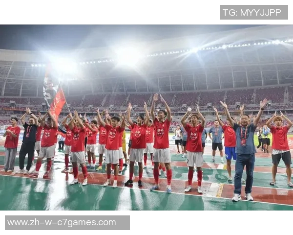 球星深情亲吻足球展现热爱精神传递激情点燃赛场无尽魅力 球星深情亲吻足球展现热爱精神传递激情点燃赛场无尽魅力