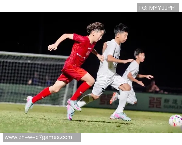 《足球巨星之巅峰对决评选十大传奇球员的荣耀与梦想》 《足球巨星之巅峰对决评选十大传奇球员的荣耀与梦想》